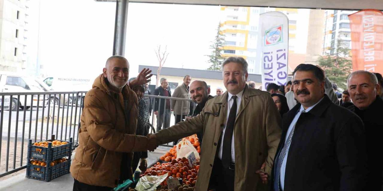 Başkan Palancıoğlu Yeni Açtıkları Pazar Yerinde Alışveriş Yaptı, Vatandaşlarla Bir Araya Geldi