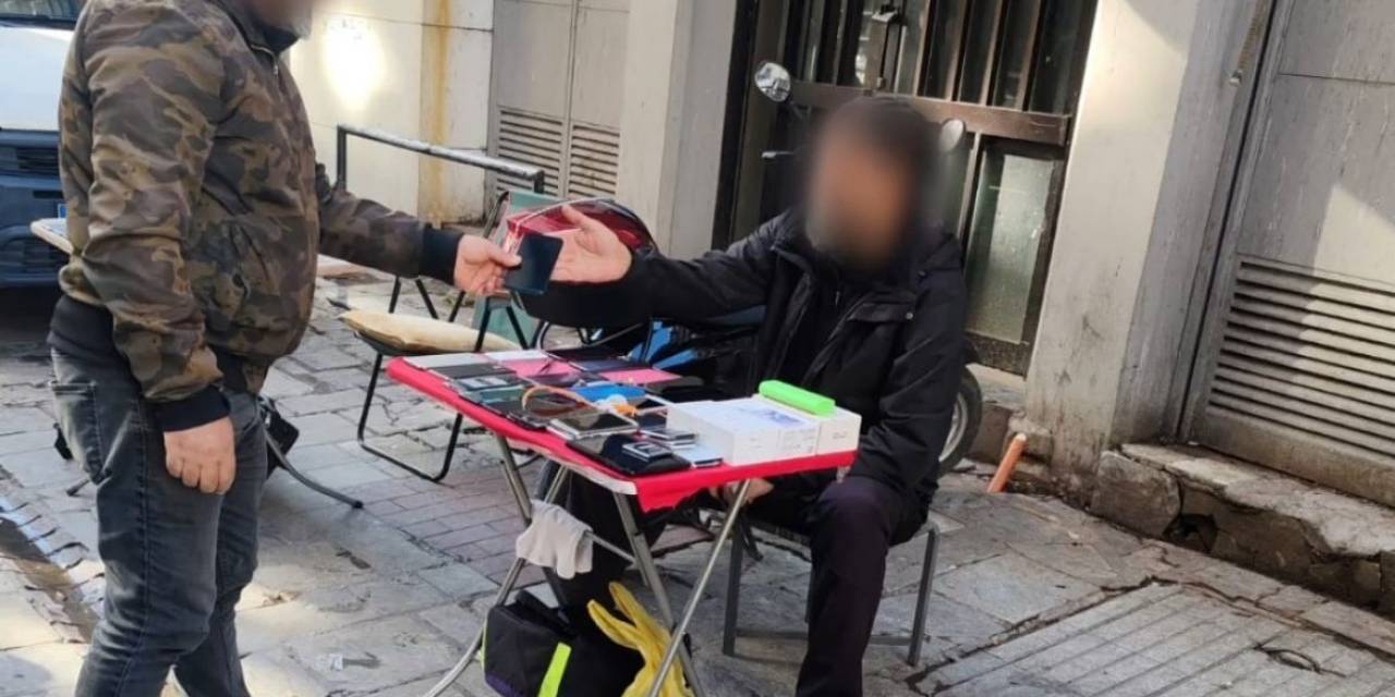 Polis Kılık Değiştirdi, Telefon Hırsızını Suçüstü Yakaladı