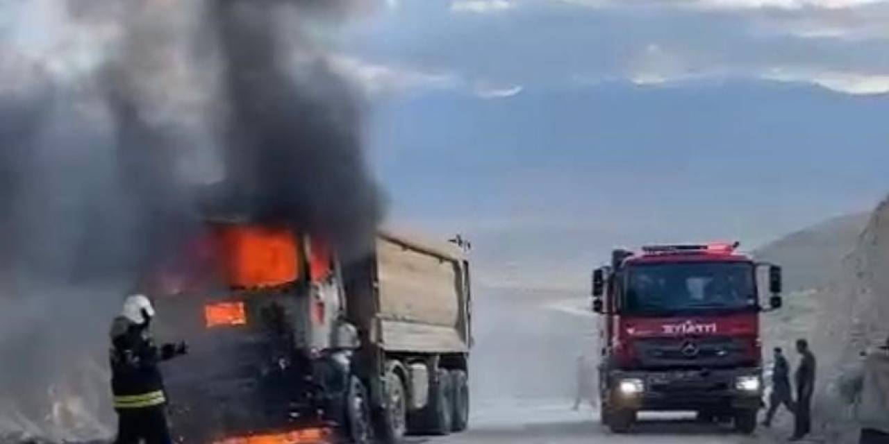 Manisa’da Damperli Kamyon Alev Aldı