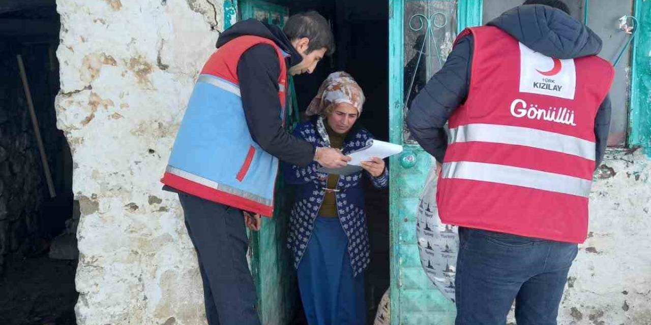 Kızılay Ekipleri Hamur’da 470 Haneye Kıyafet Ulaştırdı