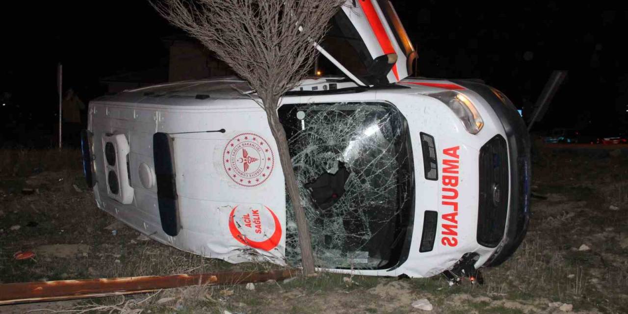 Otomobille Çarpışan Ambulans Devrildi: 5 Yaralı