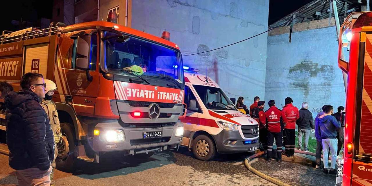 Avcılar’da 3 Katlı Binanın Çatısı Alev Alev Yandı