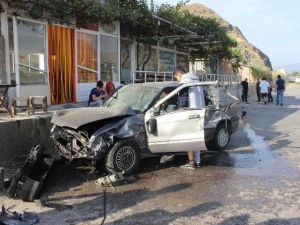 Otomobil Önce Tır’a Sonra Duvara Çarptı: 5 Yaralı