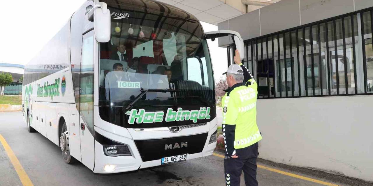 Mersin’de Şehirler Arası Otobüslerin Sürücü Ve Yolcularına Emniyet Kemeri Uyarısı