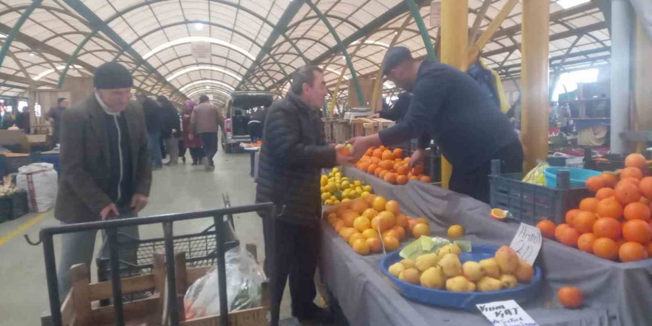 Pazardan Topladığı Malzemeleri İhtiyaç Sahiplerine Dağıtıyor