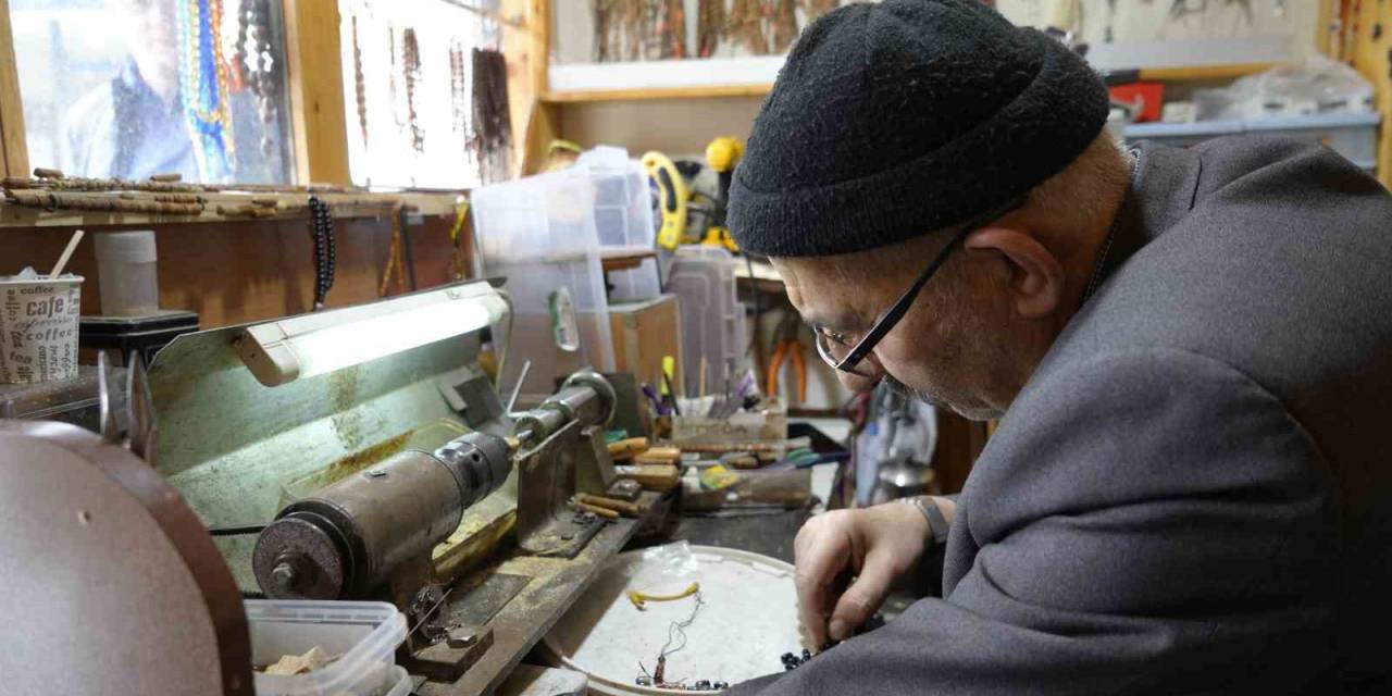 Gümüşhane’de 35 Yıldır Tek Eliyle Tesbih Diziyor