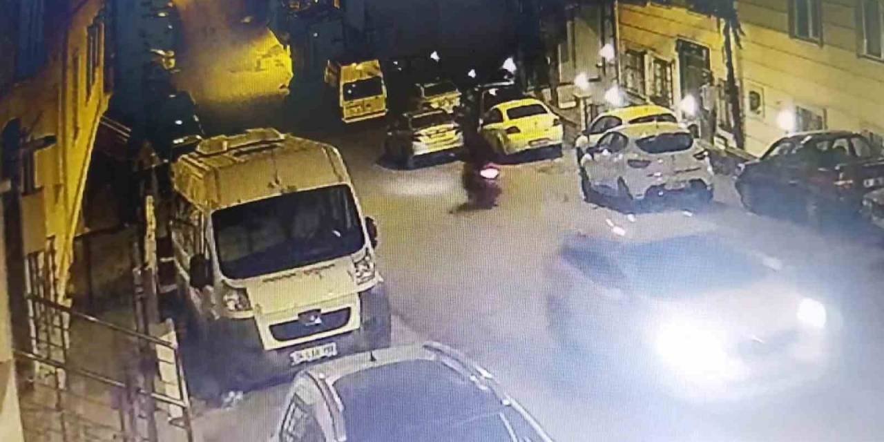 Apartmanın Önündeki Motosikletli Çalıp Kaçan Hırsız Kamerada
