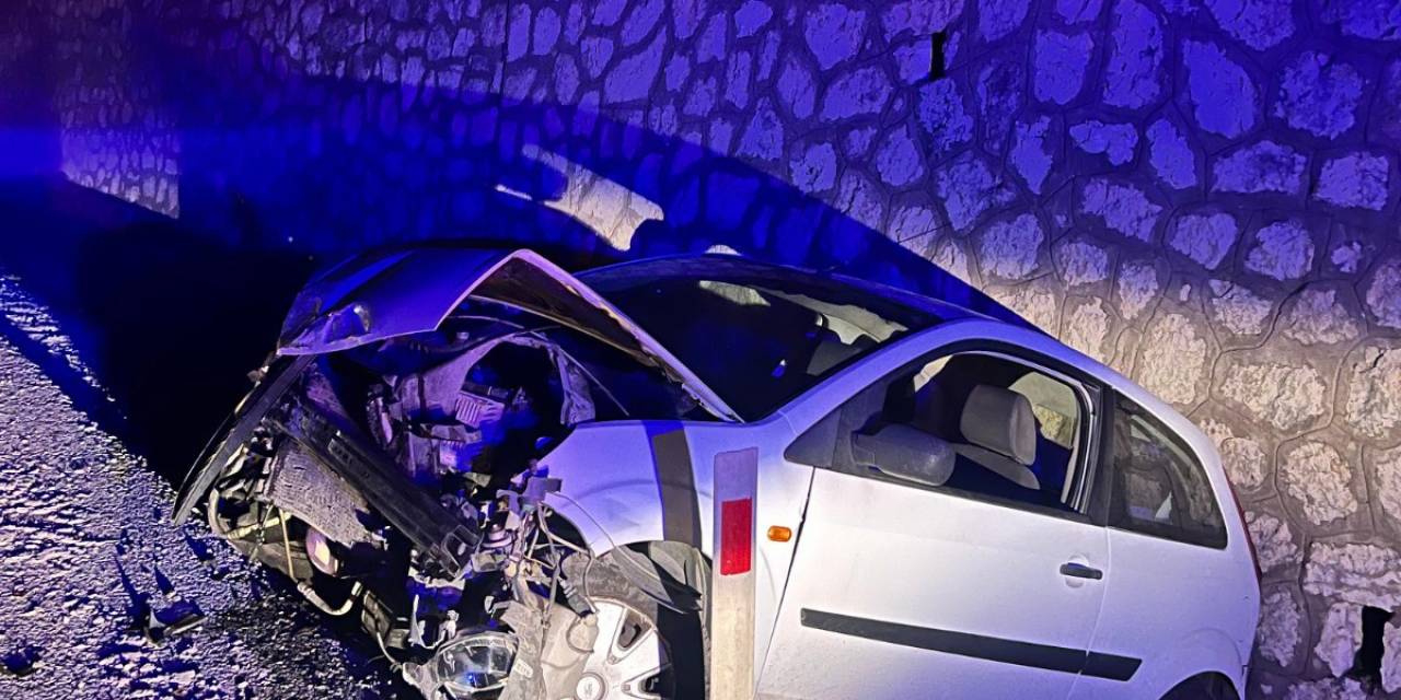 İstinat Duvarına Çarpan Otomobilin Sürücüsü Yaralandı