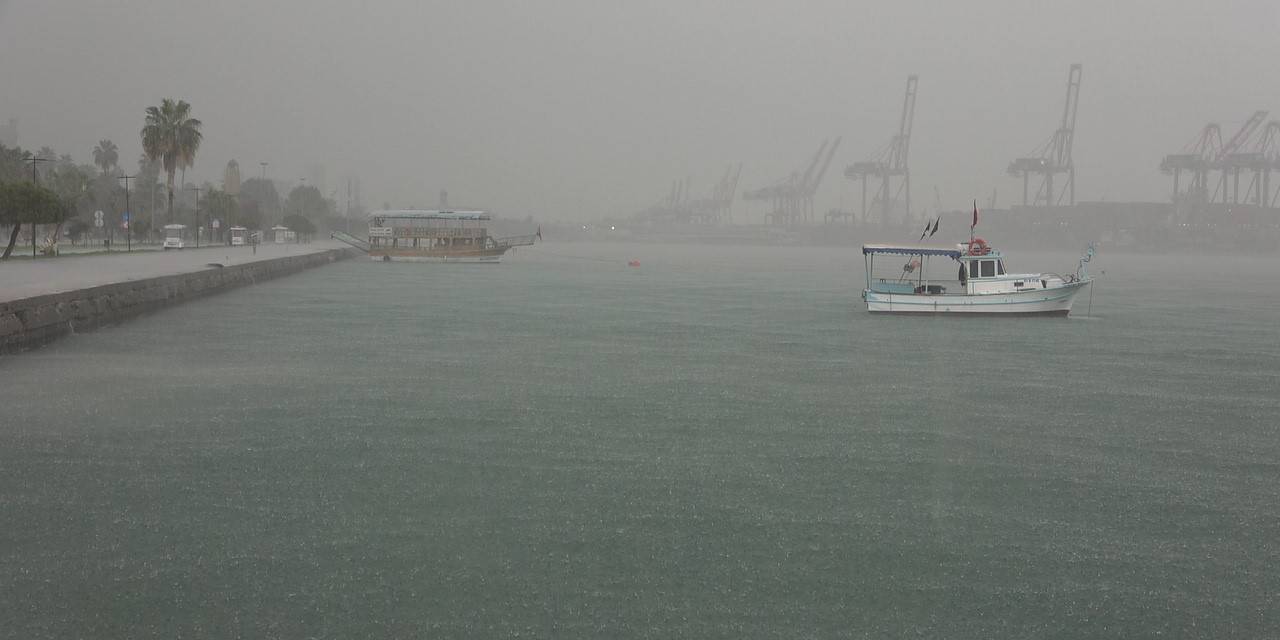 Mersin’de Sağanak Yağış Ve Fırtına Etkili Oldu