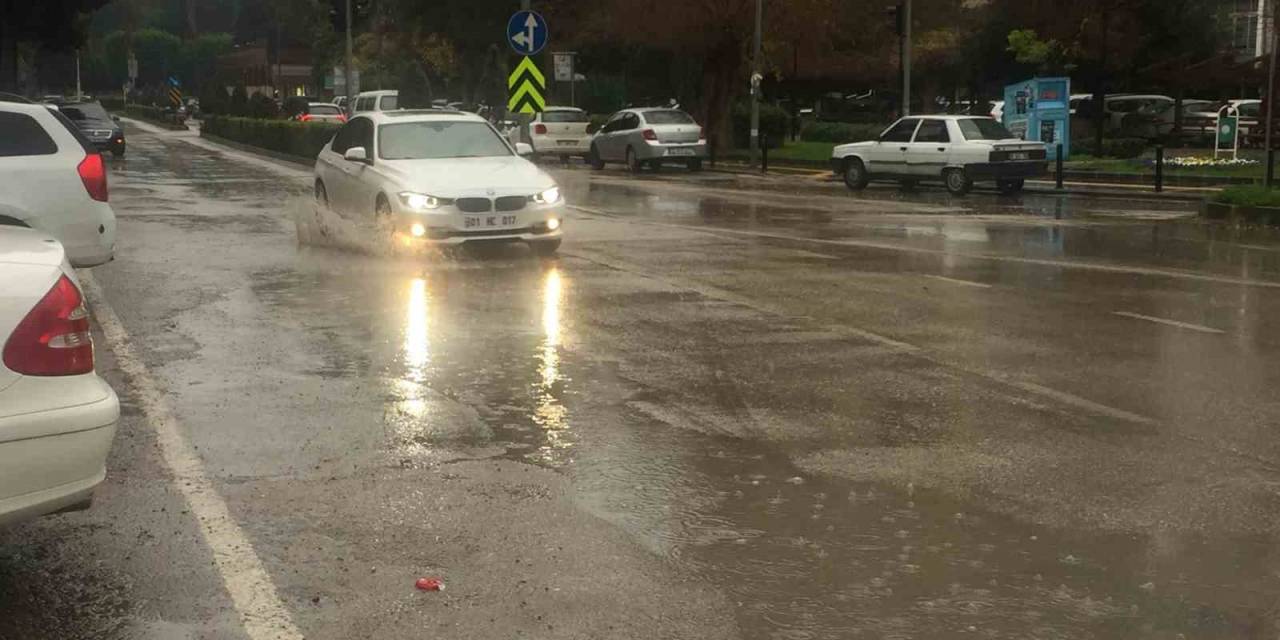 Adana’da Yağış Etkili Olmaya Başladı