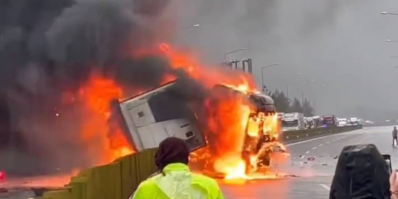 Adana’da Otoyolda Tır Yandı, Otobüsteki Yolcular Tahliye Edildi