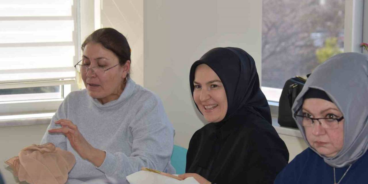 Fatma Çolakbayrakdar, Büyük Bir Ustalıkla İşlediği Kanaviçe Sanatında İz Bıraktı