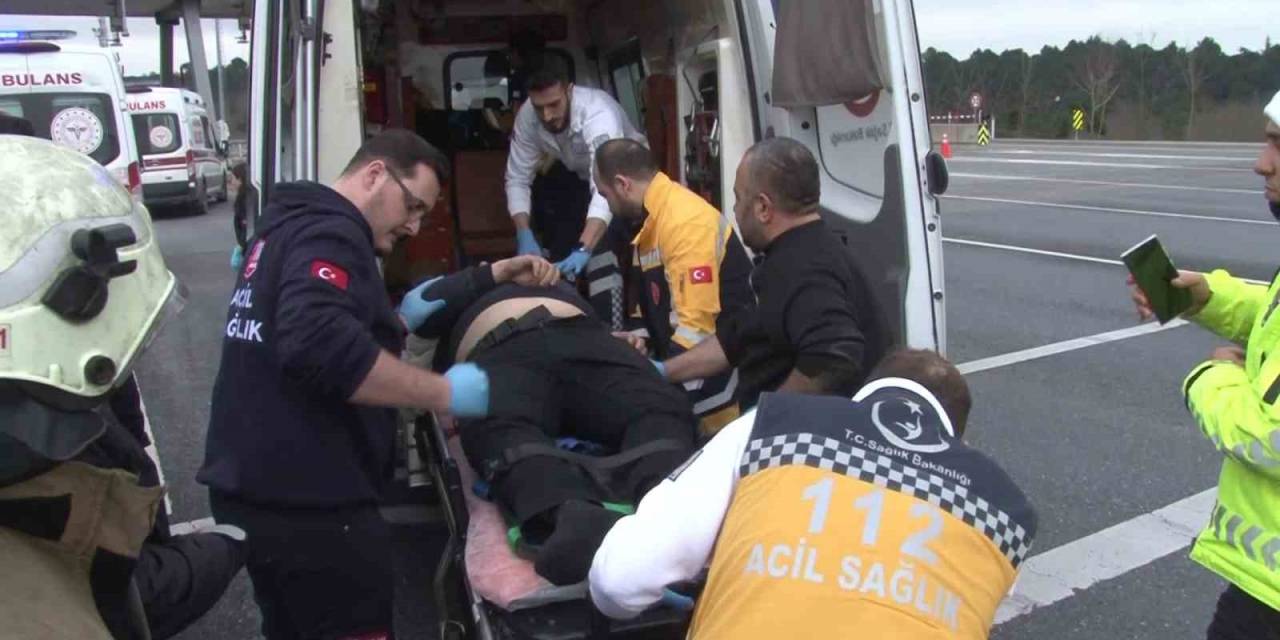 Kuzey Marmara Otoyolu’nda Ticari Taksi Gişeye Çarptı: 2 Ağır Yaralı