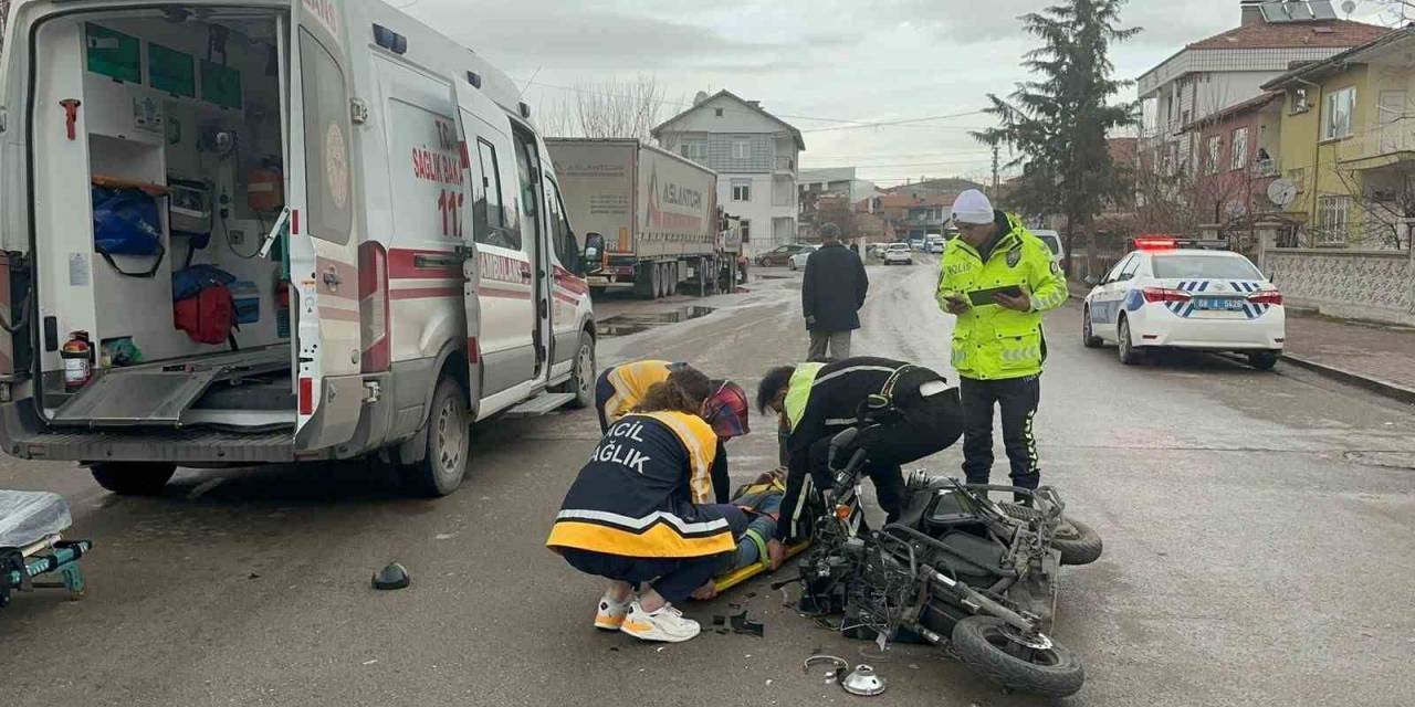 Hafif Ticari Araç Elektrikli Motosiklete Çarptı: 1 Yaralı