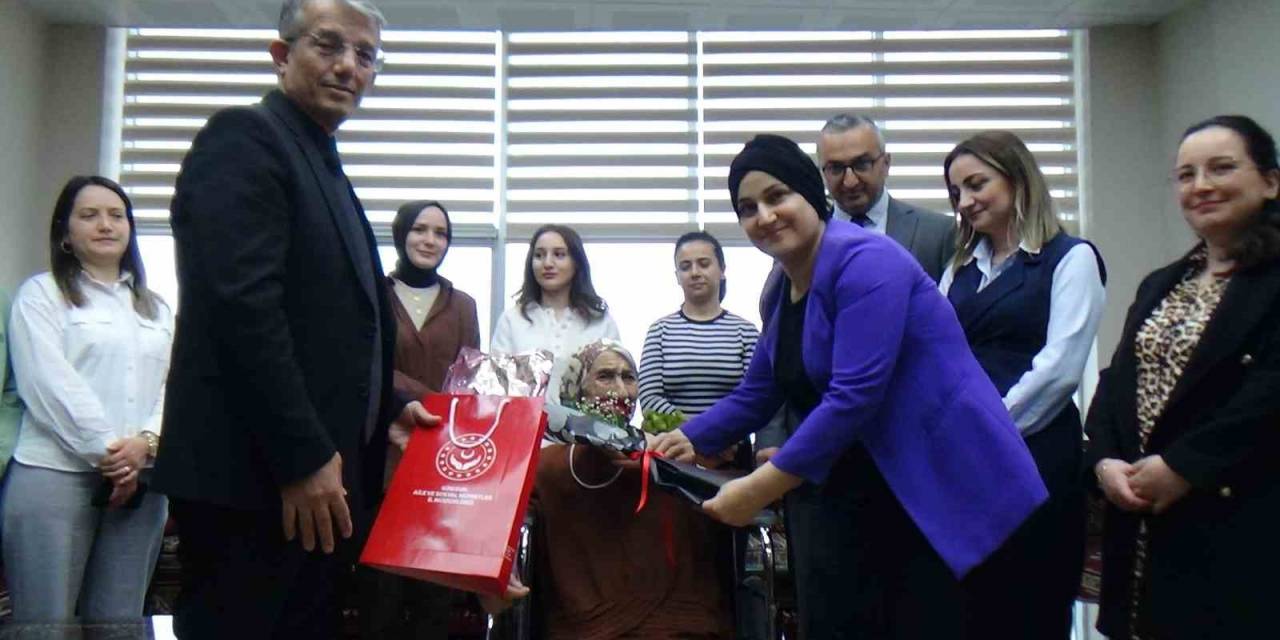 Huzurevindeki Yaşlı Çiftleri Ve Hasta Yatağında Kıbrıs Gazisi Eşine Bakan Seher Garipoğlu’nu Sevgililer Günü’nde Unutmadılar