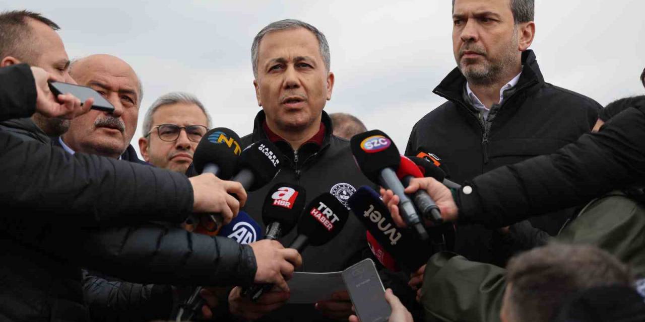 Metal Dedektörlerle Tarama Yapılıyor