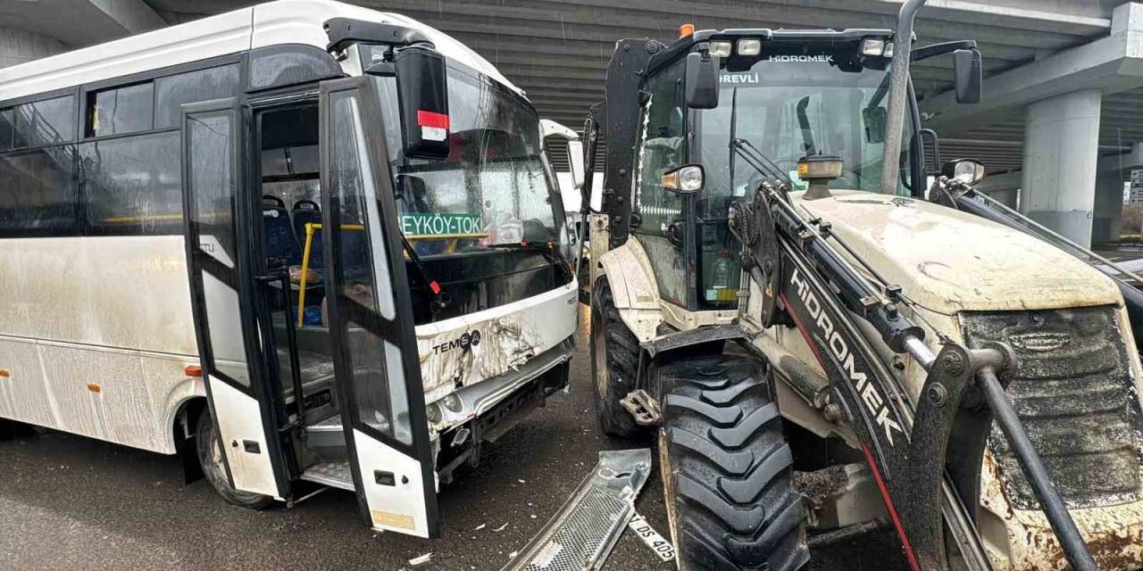 Düzce’de Halk Otobüsü İş Makinesi İle Çarpıştı: 8 Yaralı