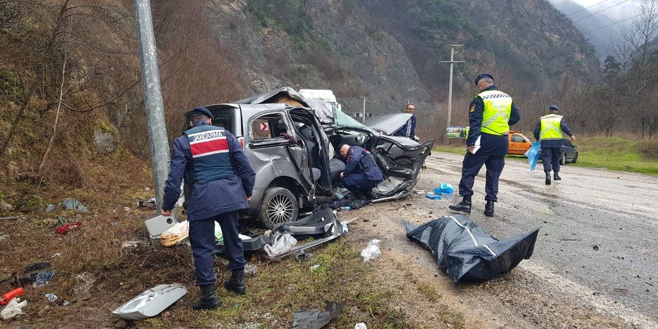 Cenaze İçin Çıktıkları Yolda Hayatlarını Kaybettiler
