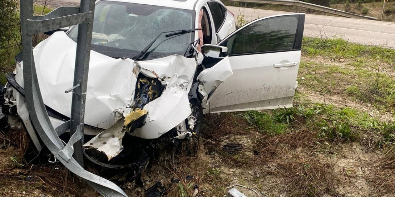 Kontrolden Çıkan Otomobil Elektrik Direğine Çarptı, 2 Kişi Yaralandı