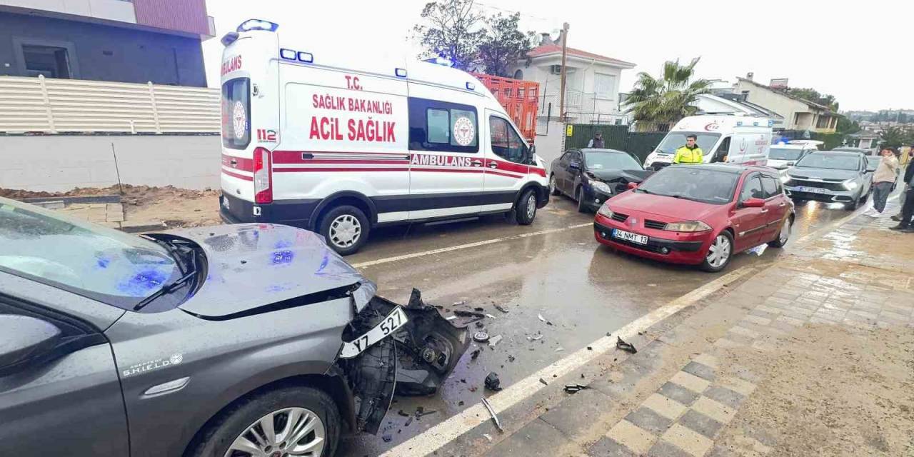 İki Otomobil Kafa Kafaya Çarpıştı: 1’i Çocuk 4 Yaralı