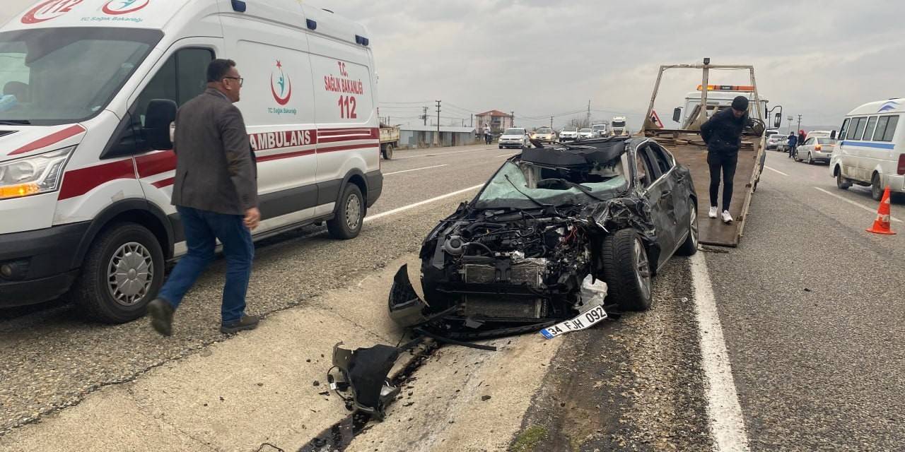 Manisa’da İki Otomobil Kafa Kafaya Çarpıştı: 3 Ağır Yaralı