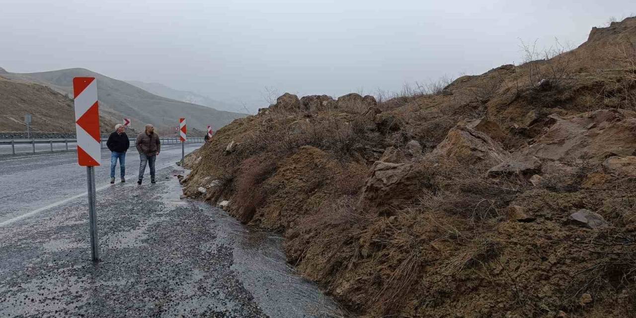 Muş-erzurum Karayolunda Heyelan Meydana Geldi