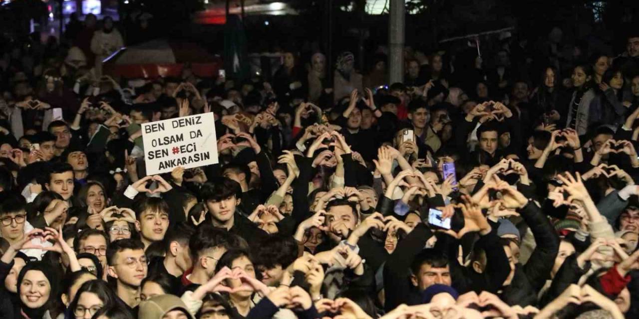 Emir Can İğrek, Bolululara Yağmur Altında Muhteşem Bir Gece Yaşattı
