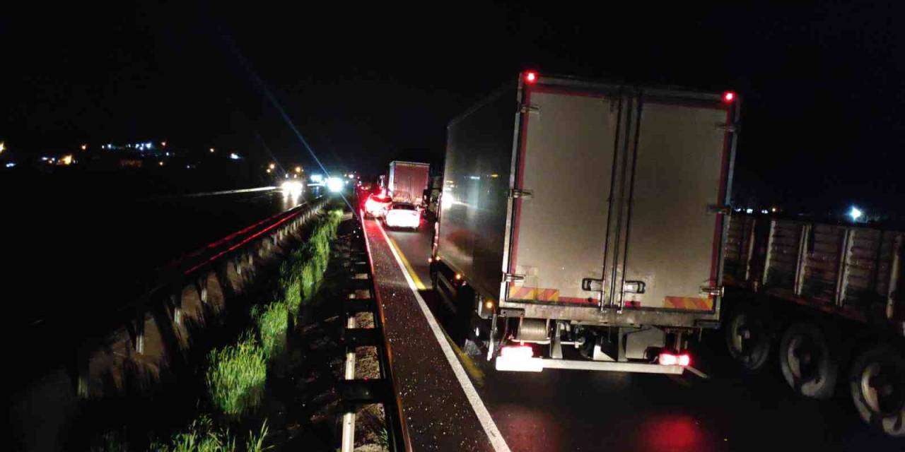 Şanlıurfa-mardin Karayolu Taşkın Nedeniyle Trafiğe Kapatıldı