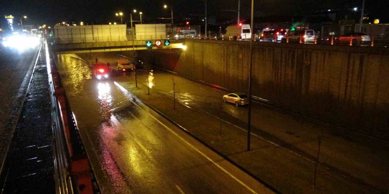 Malatya’da Sağanak Yolları Göle Çevirdi