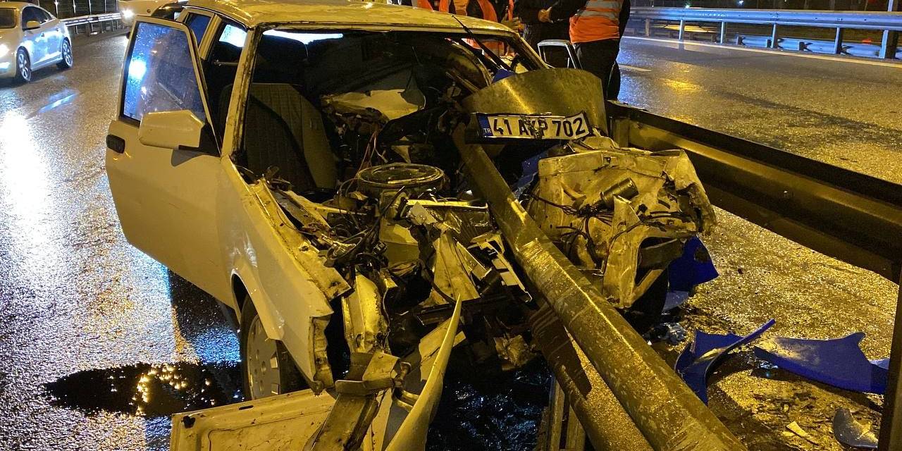 Otomobil Bariyere Ok Gibi Saplandı, Araç Paramparça Oldu: 1 Yaralı