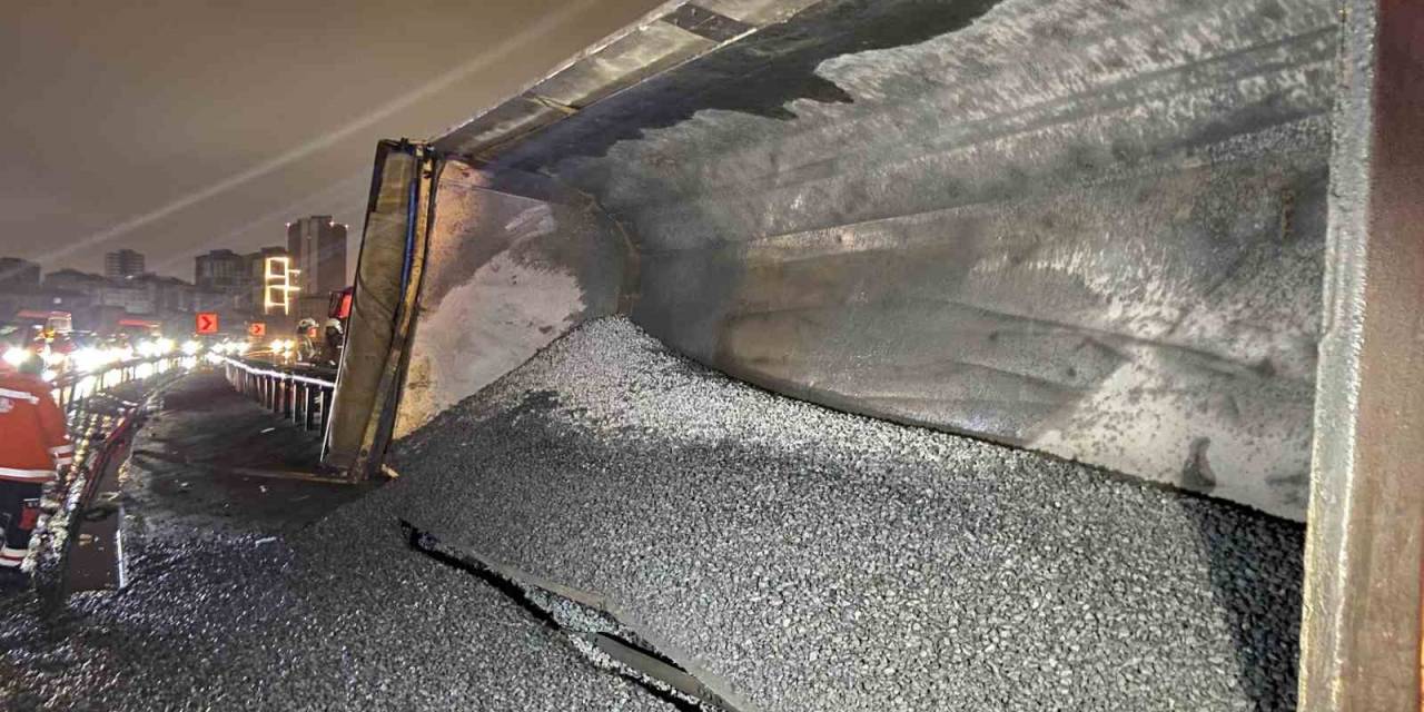 Bağcılar Tem Otoyolu’nda Mıcır Yüklü Kamyon Bariyerlere Çarpıp Yan Yattı