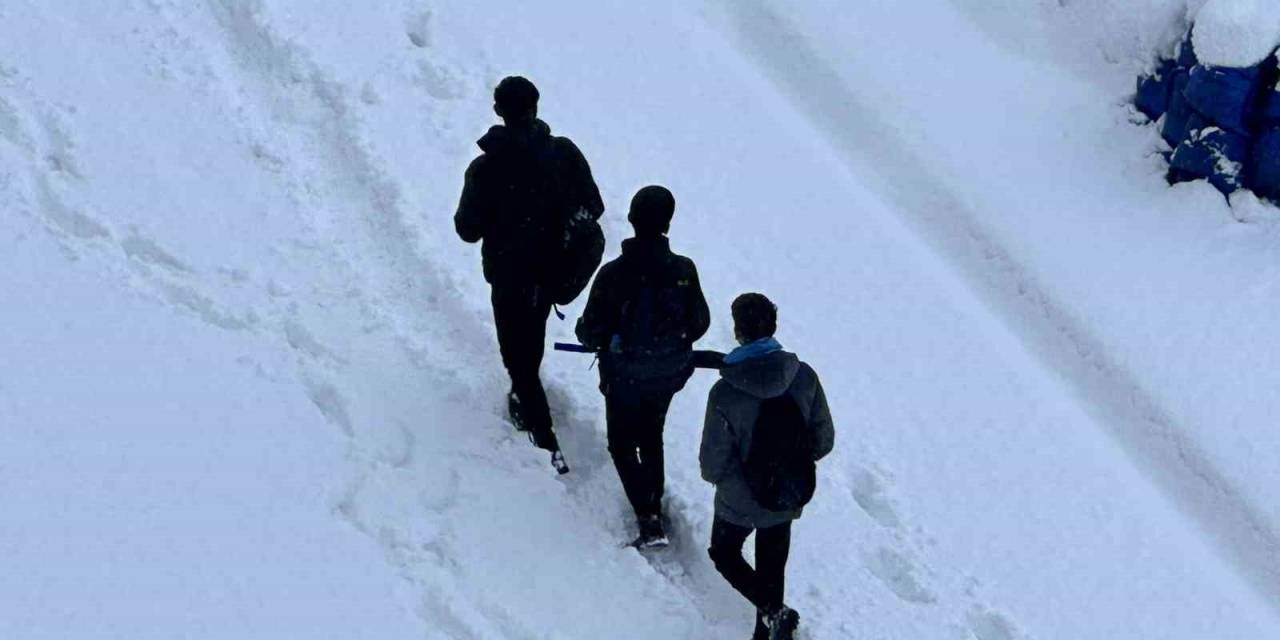 Hakkari Ve Yüksekova’da Taşımalı Eğitime Kar Engeli