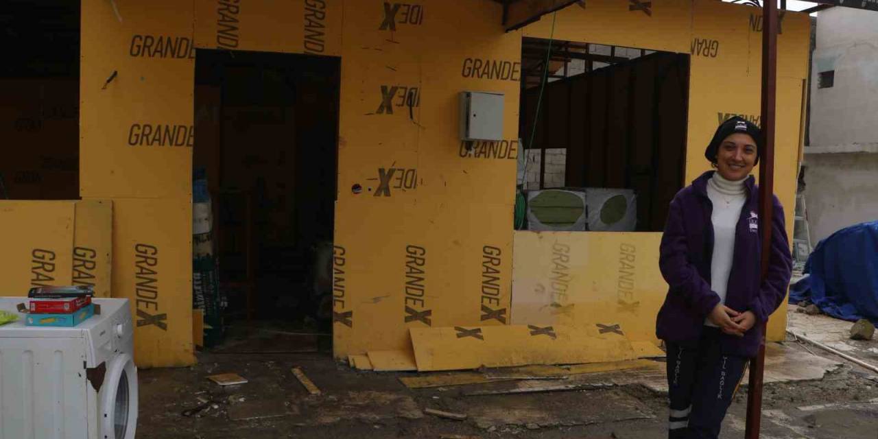 Enkaz Altındaki İnsanları Yaşatmak İçin Mücadele Veren Sağlıkçı Havva, Afetzede Vatandaşların Umudu Oldu