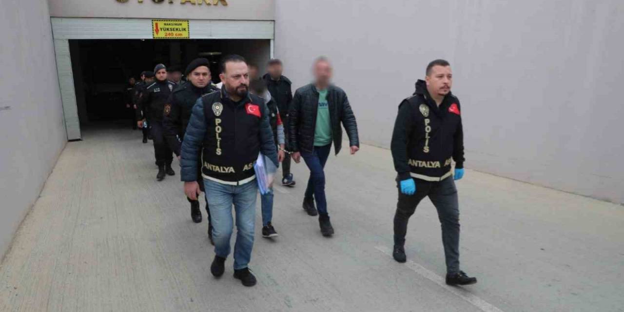 Antalya’da 92 Aranan Şahıs Yakalandı