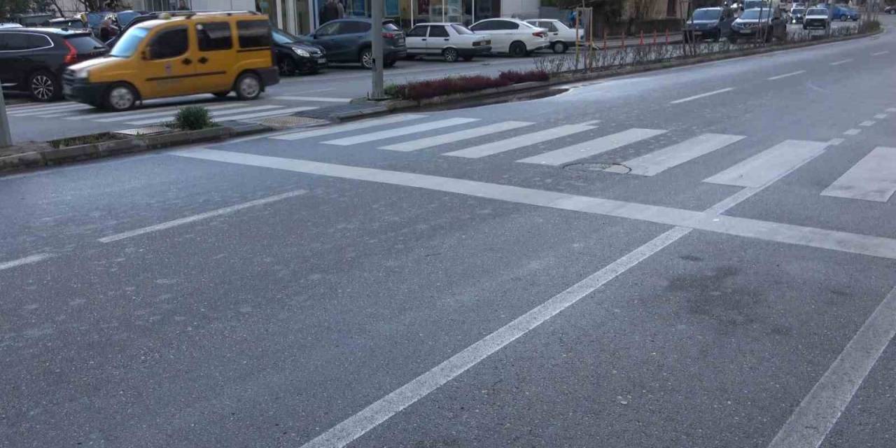 Kontrolden Çıkan Motosiklet Aydınlatma Direğine Çarptı, İbresi 102 Kilometrede Takılı Kaldı