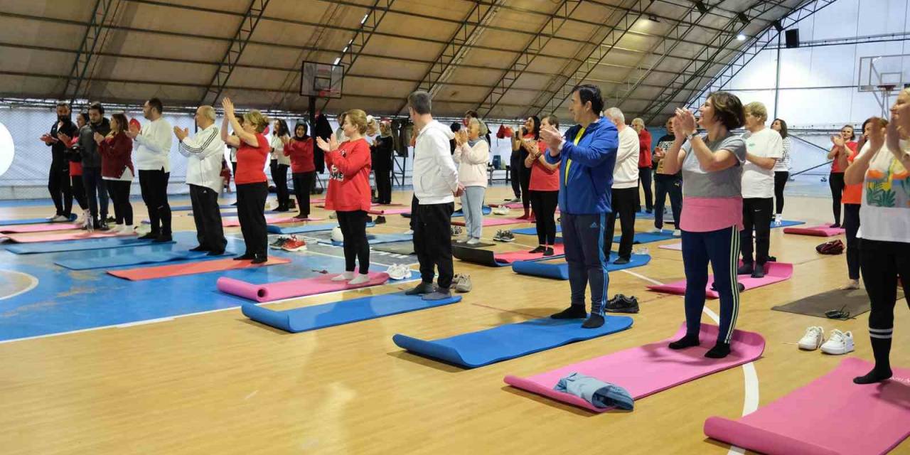 Sevgililer Günü’nde Sevdikleriyle Birlikte Pilates Yaptılar