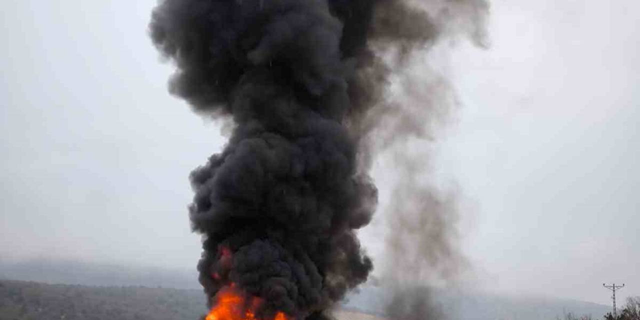 Kamyona Çarpan Otobüs Alev Topuna Döndü