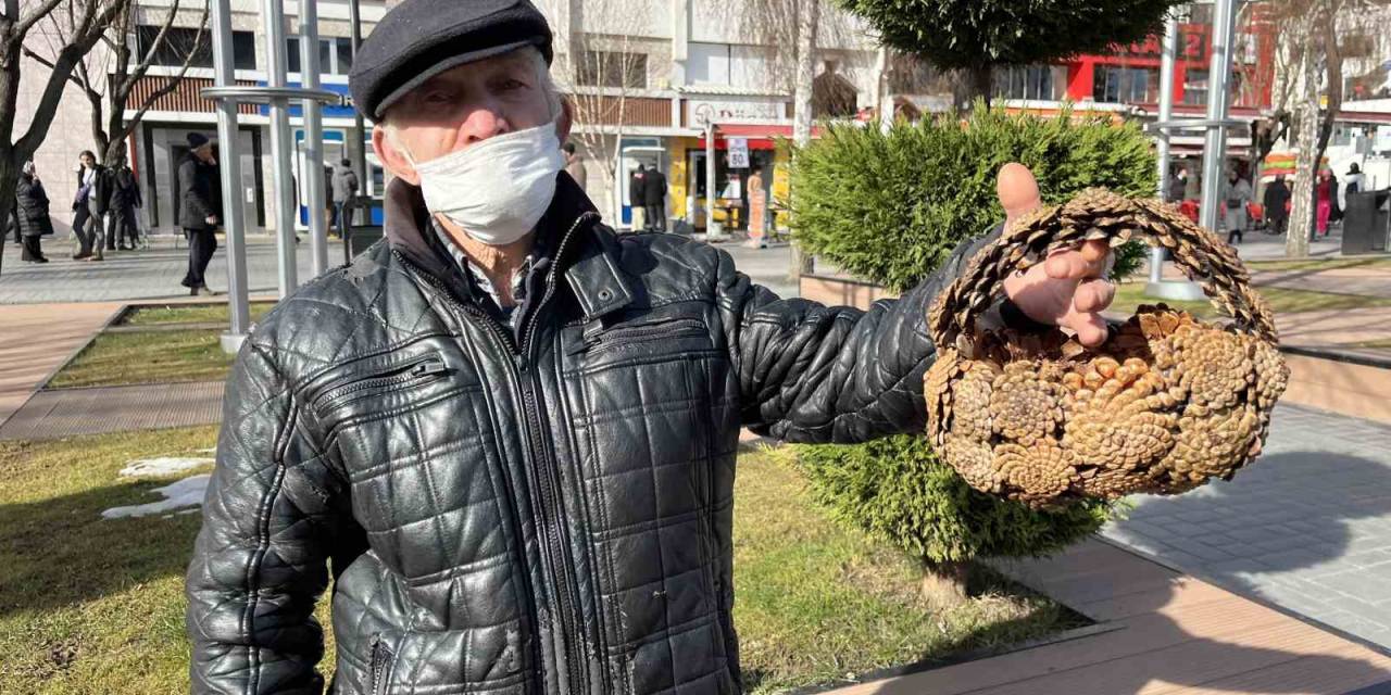 79 Yaşında, Elleriyle Ördüğü Kozalak Sepetlerini Sokaklarda Satıyor