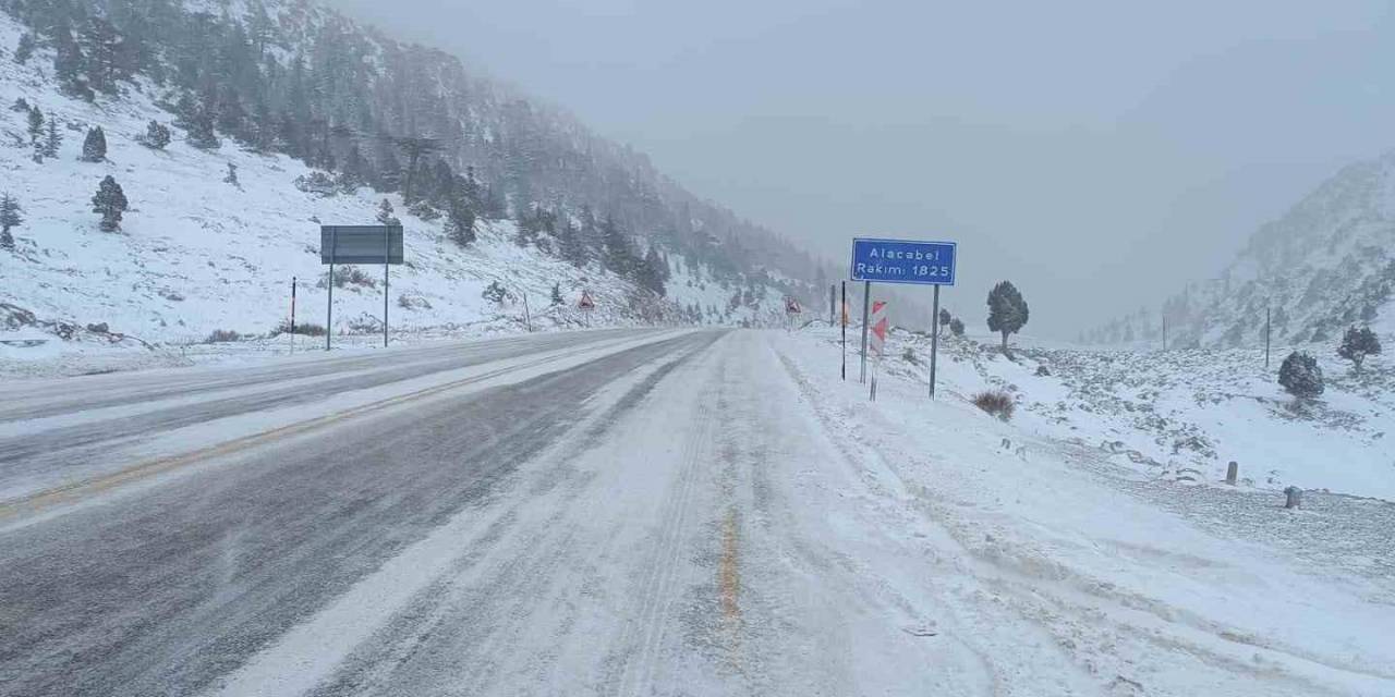 Alacabel’de Gece Başlayan Kar Yağışı Sonrası Ekipler Seferber Oldu