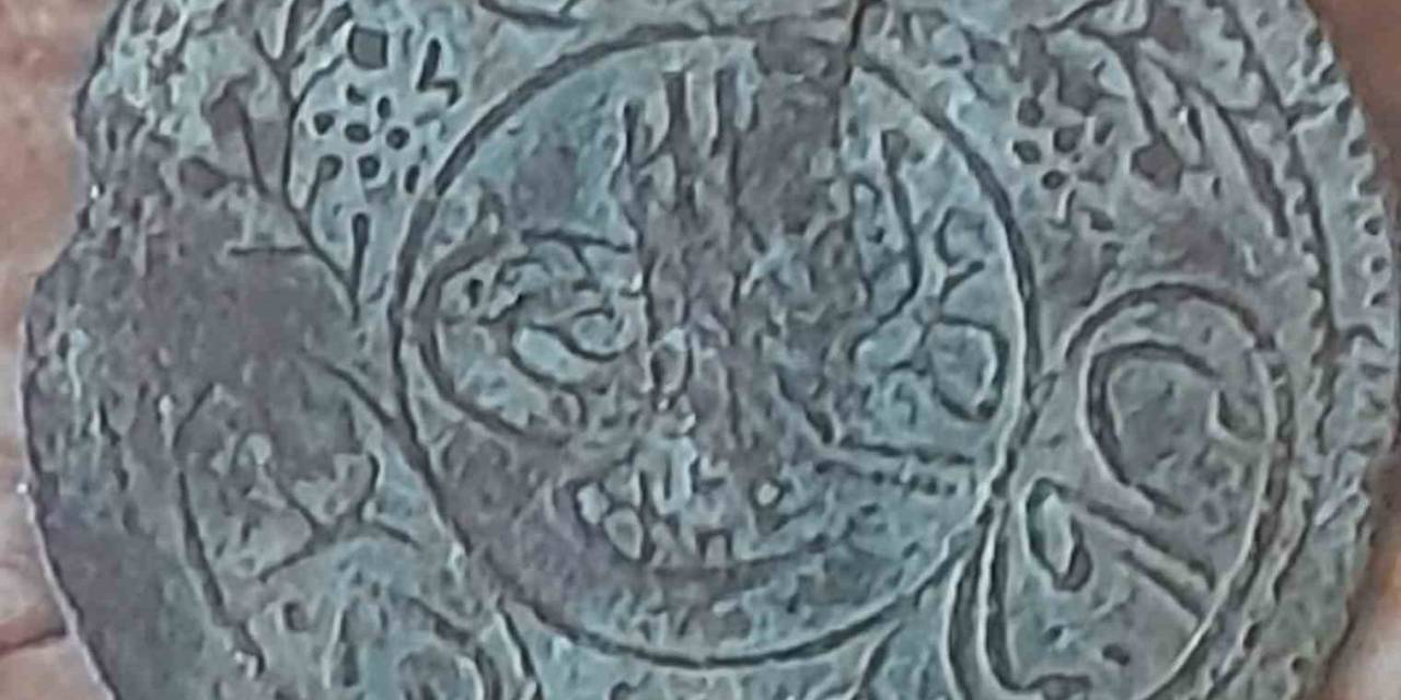 Gediz’de Mezar Kazarken Buldukları Madalyonu Kaymakamlığa Teslim Ettiler