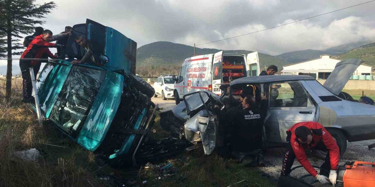 İki Otomobil Kafa Kafaya Çarpıştı, Ortalık Can Pazarına Döndü