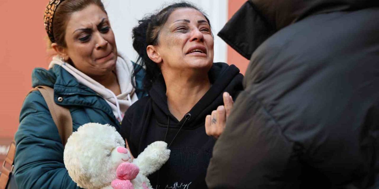 18 Yaşında Katledilen Kızına "Oyuncak Ayısını" Getirdi