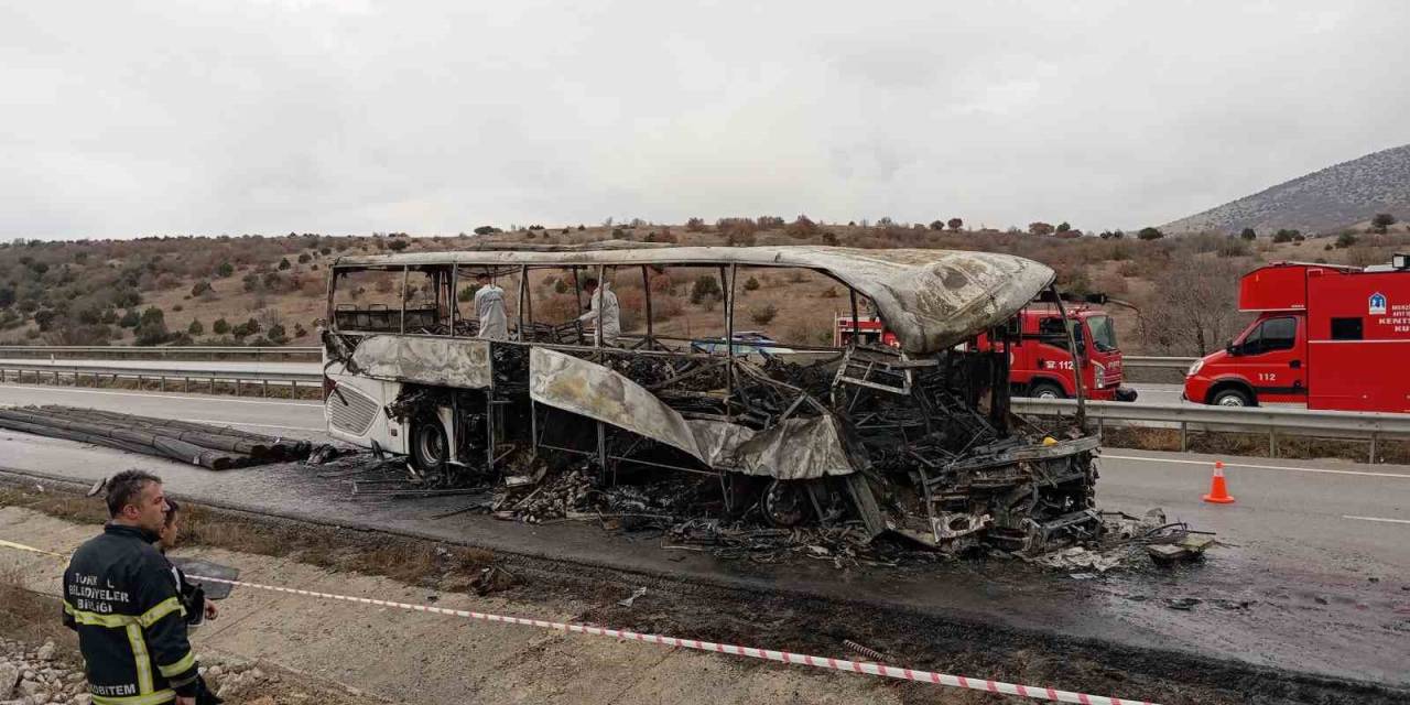 Alev Alev Yanan Otobüsten Geriye İskeleti Kaldı: 2 Kişi Öldü, 5 Kişi Yaralandı