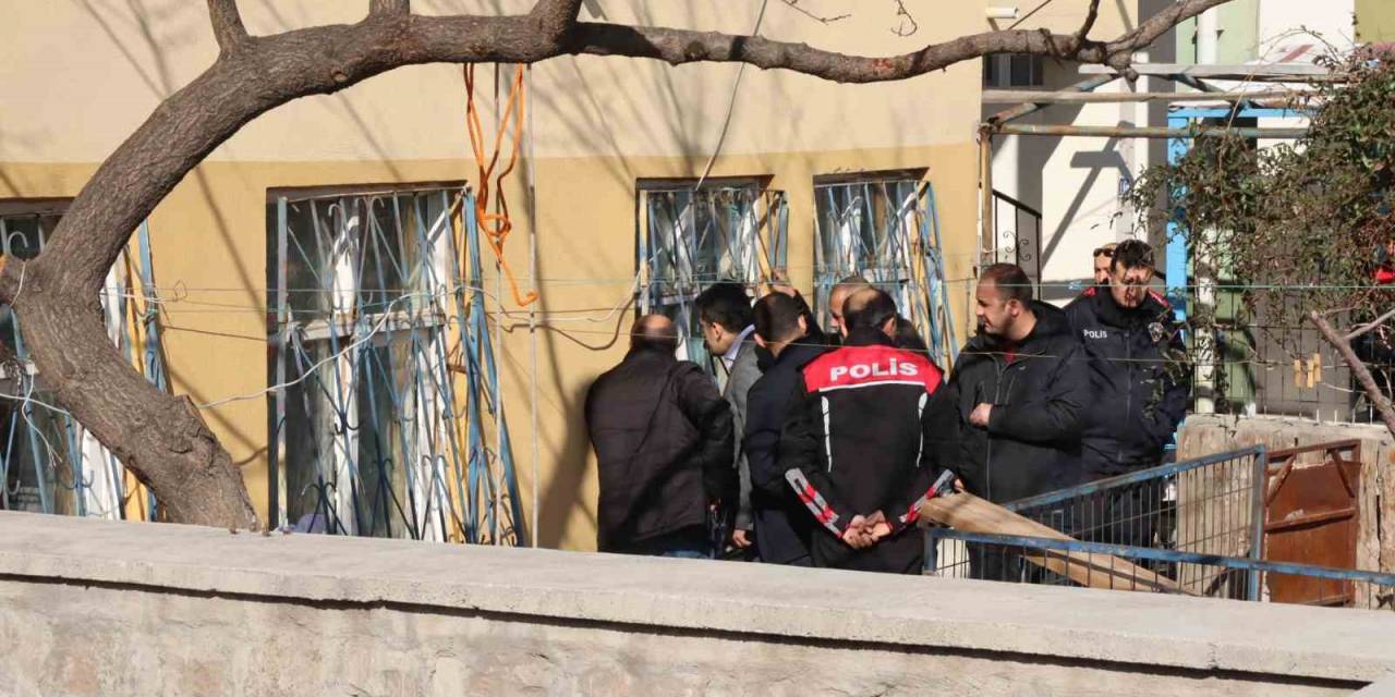 Emniyet Amirinin Yaklaşımı, Eşini Rehin Alan Şahsı Böyle İkna Etti: "Ben Sana Kurban Olurum"