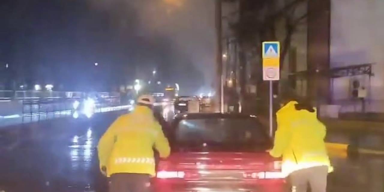 Arızalanan Otomobili Trafik Polisleri Yağmurun Altında İtti