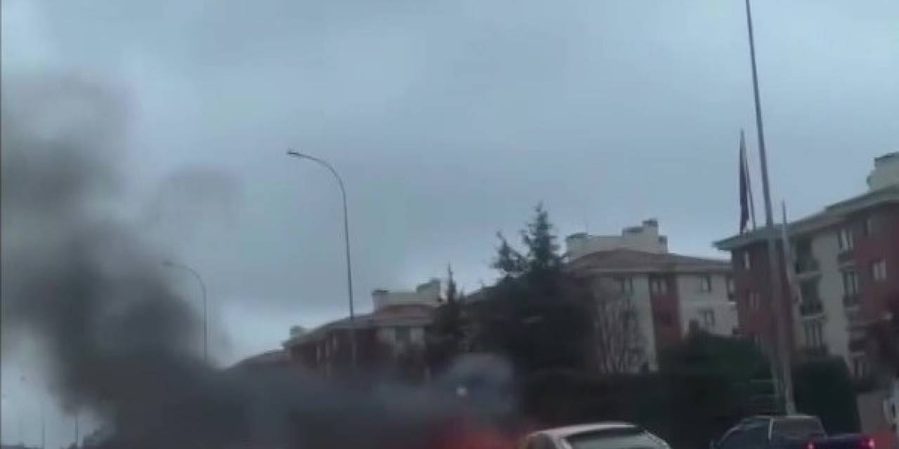 Çekmeköy’de Seyir Halindeki Otomobil Alev Alev Yandı