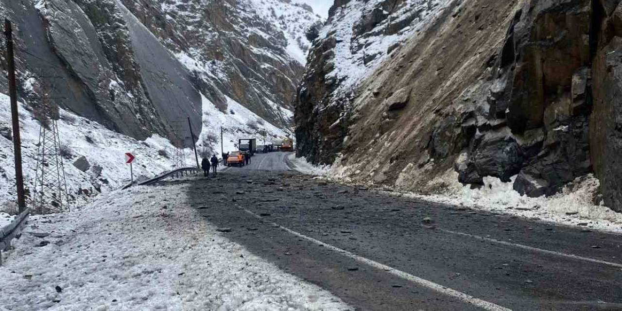 Hakkari-van Kara Yoluna Kaya Düştü