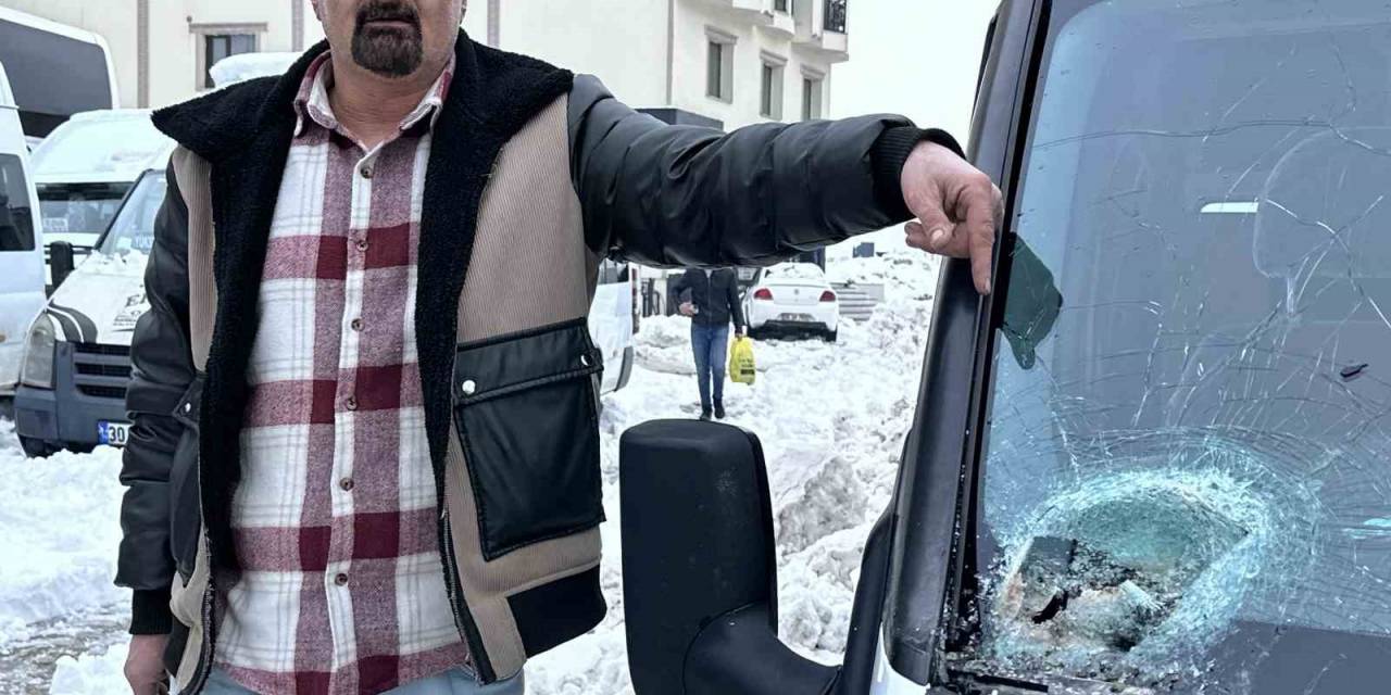 Yola Kaya Düştü: 10 Yolcu Ölümden Kıl Payı Kurtuldu