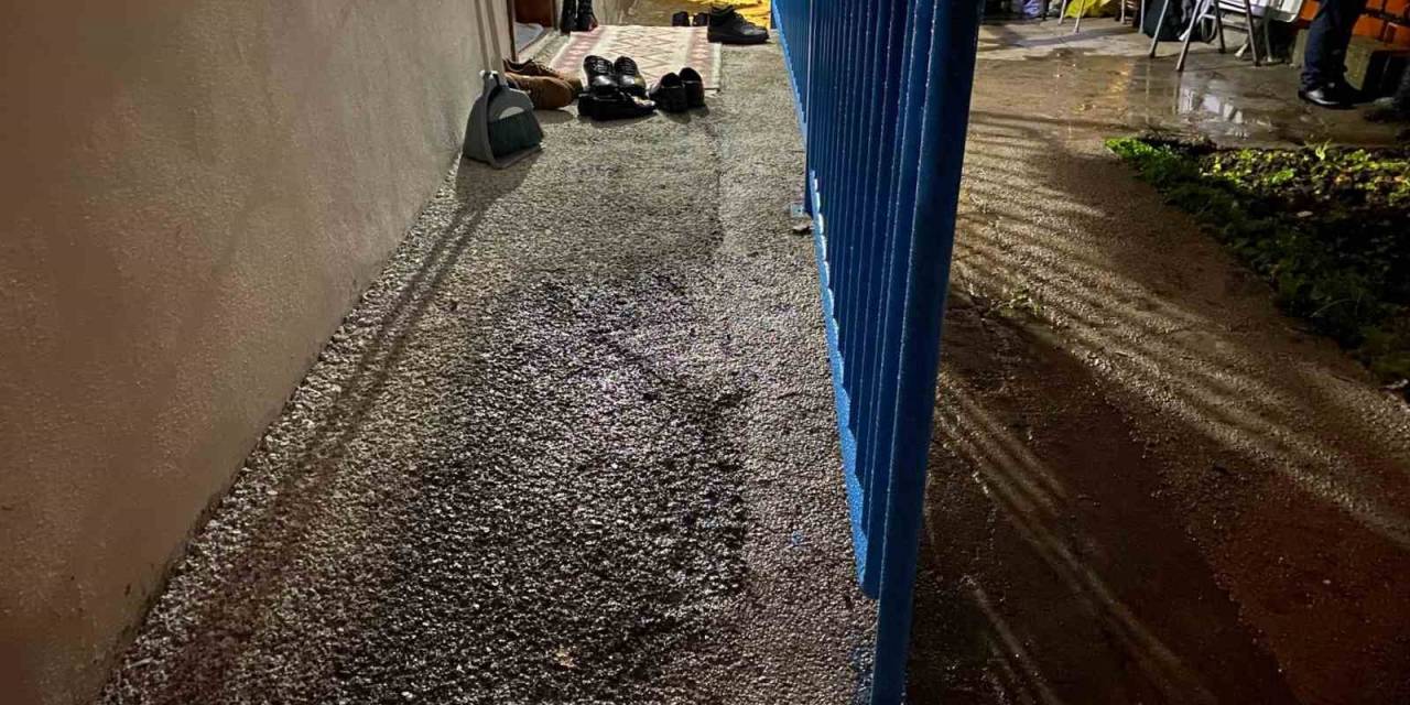 Vatandaşın Talebi Geri Çevrilmedi: Evlerinin Girişine Engelli Rampası Yapıldı