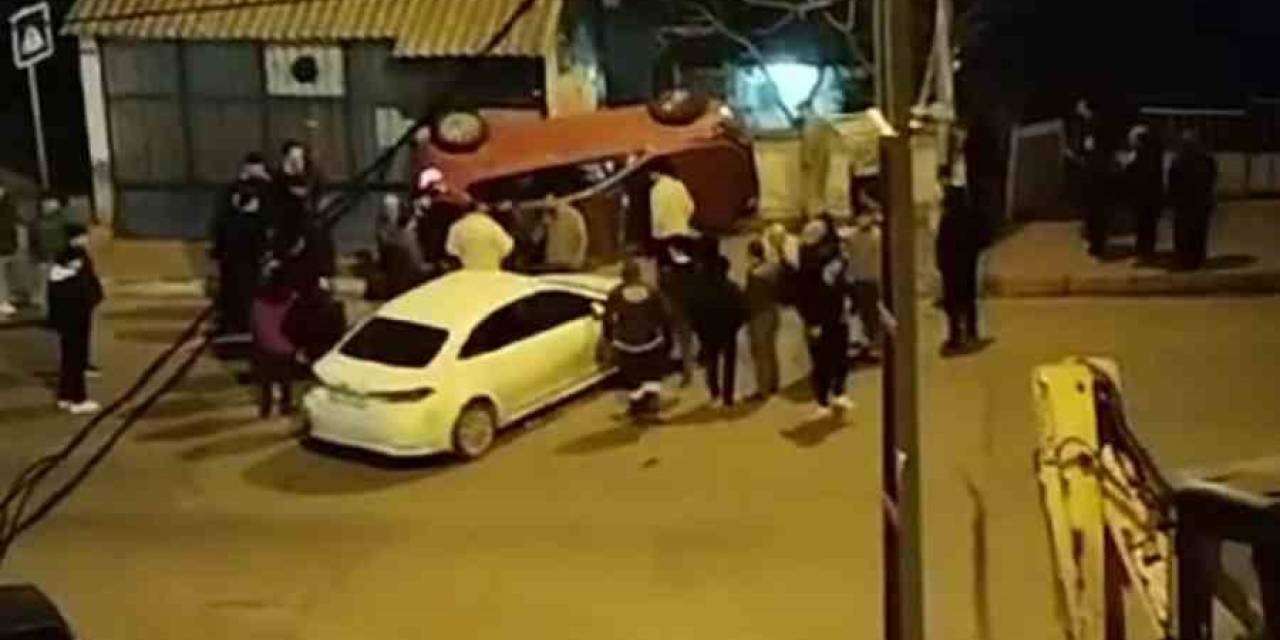 Arnavutköy’de İlginç Kaza: Otomobil Kaldırımda Yan Durdu